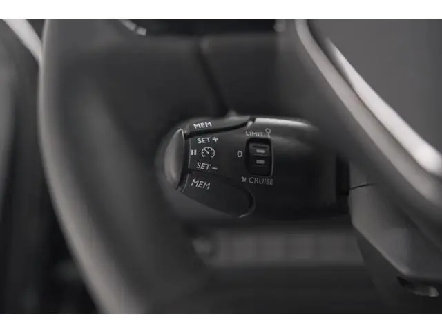 Peugeot e-2008 EV Allure Avantage 54 kWh | 97,3% SOH | 11 KW Lader | Apple Carplay | Parkeersensoren
