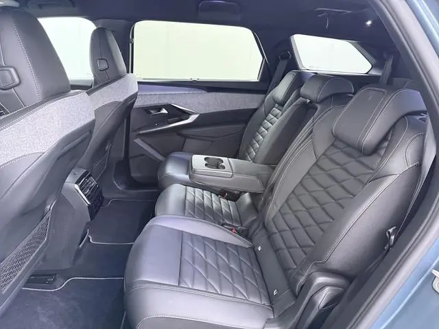 Peugeot e-5008