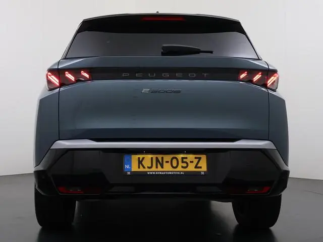 Peugeot e-5008