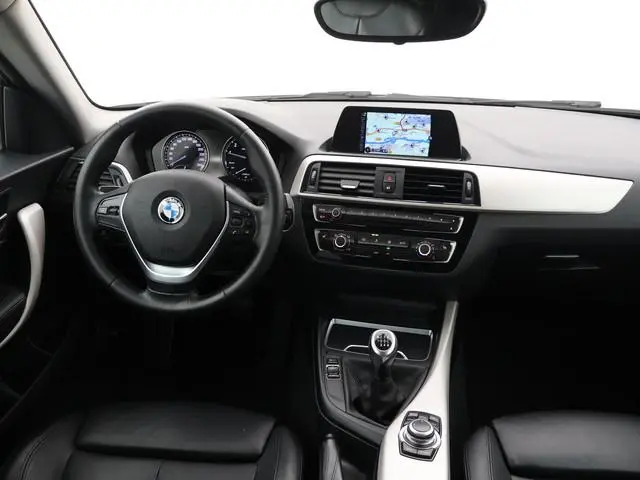 BMW 1-serie 118i 3-DEURS + LEDER | SPORTSTOELEN | STOELVERW. | 18 INCH