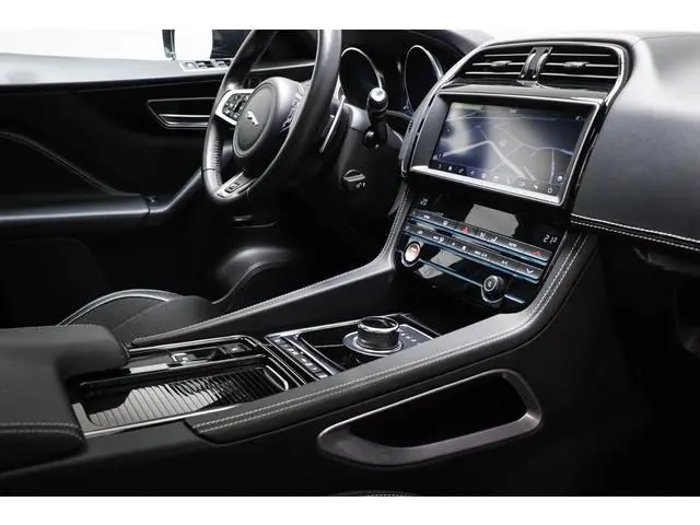 Jaguar F-PACE 2.0t AWD Portfolio | PANORAMADAK | STUURVERWARMING | APPLE | CAMERA