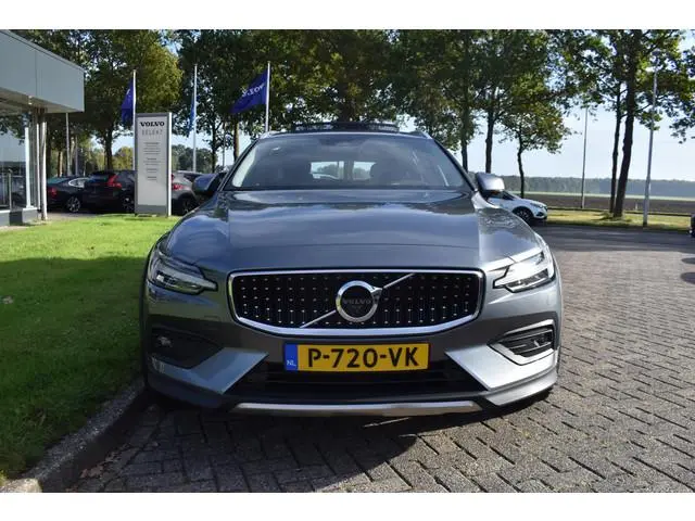 Volvo V60 Cross Country B4 211PK AWD Intro Edition | DIESEL | Trekhaak | BLIS | HUD | H&K | 360 Came...