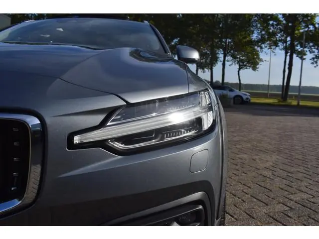 Volvo V60 Cross Country B4 211PK AWD Intro Edition | DIESEL | Trekhaak | BLIS | HUD | H&K | 360 Came...