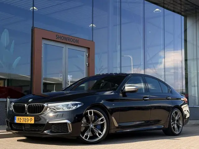 BMW 5-serie M550i xDrive High Executive | 4WS | Soft-Close | Pano | B&W | Massage | Memory | Rear En...