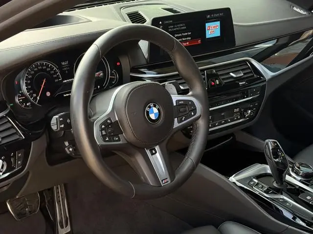 BMW 5-serie M550i xDrive High Executive | 4WS | Soft-Close | Pano | B&W | Massage | Memory | Rear En...