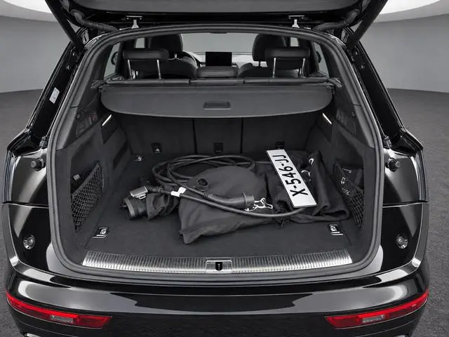 Audi Q5 55 TFSIe 367pk S edition Competition · Panoramadak · Camera · Luchtvering · Trekhaak · Leder...