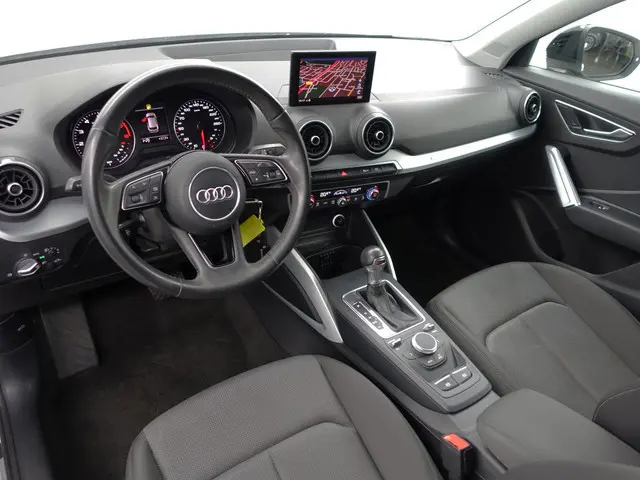 Audi Q2 35 TFSI 150pk S Line Aut- Two Tone, Navigatie, Park Assist, Privacy Glass, Clima, Cruise, Sp...