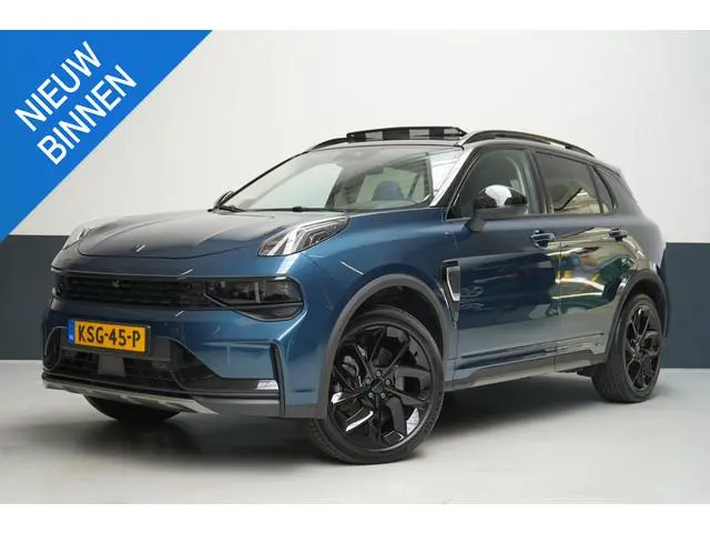 Lynk & Co 01 1.5 | Zwart optiek | 360 camera | Panoramadak | Navigatie | Memory | Apple CarPlay