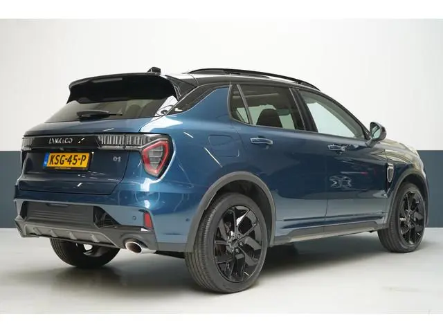 Lynk & Co 01 1.5 | Zwart optiek | 360 camera | Panoramadak | Navigatie | Memory | Apple CarPlay