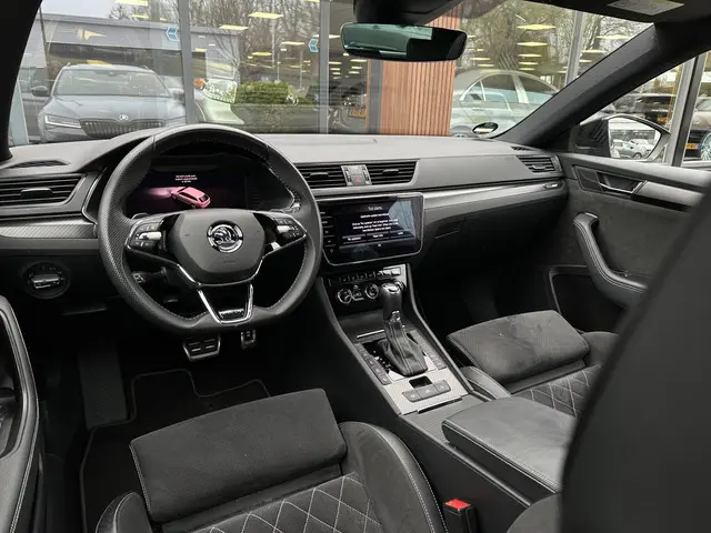 Skoda Superb Combi 1.4 TSI iV Sportline Business Panoramadak Adapt. Cruise LED Standkachel Trekhaak...