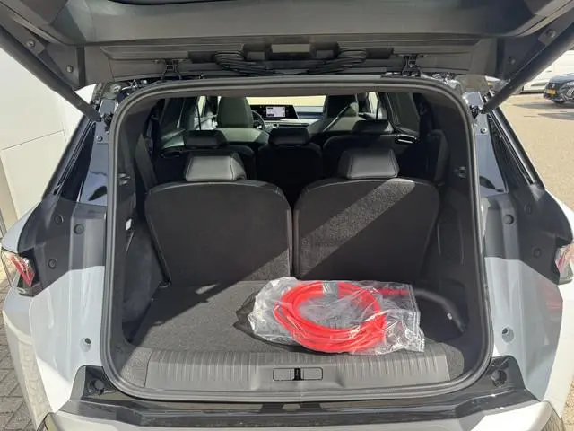 Peugeot e-5008
