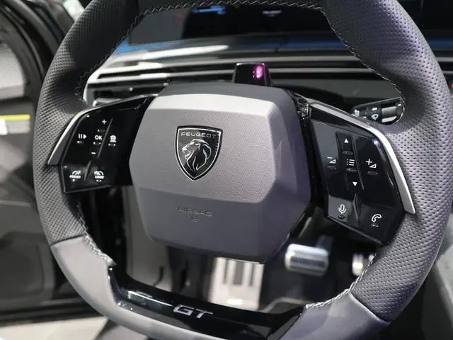 Peugeot e-5008