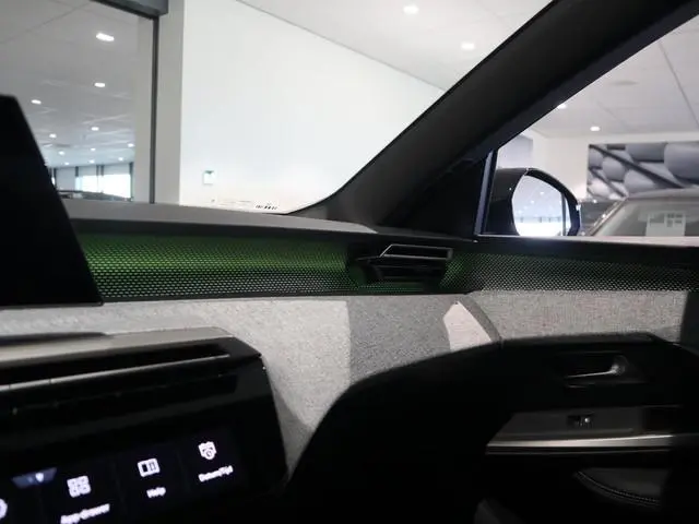 Peugeot e-5008