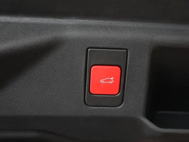 Peugeot e-5008