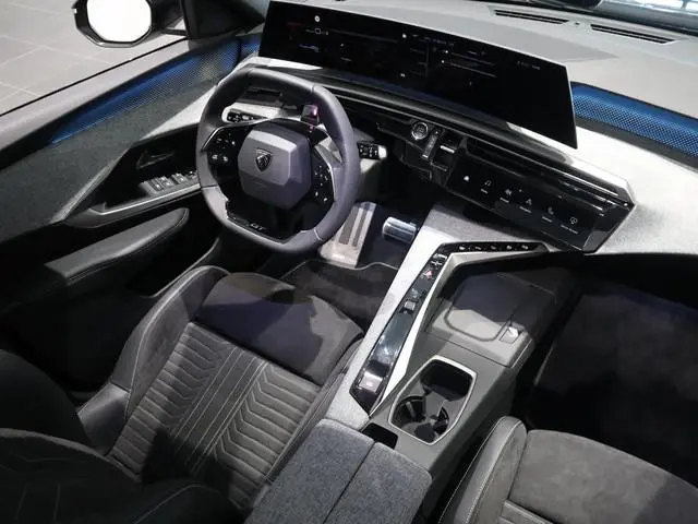 Peugeot e-5008