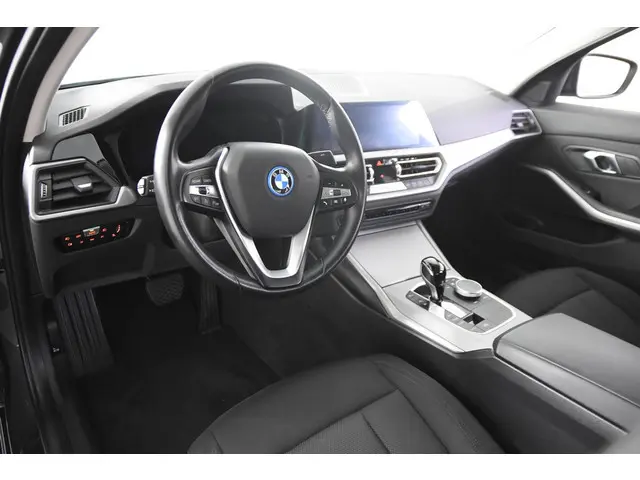 BMW 3-serie 320e *1ste Eigenaar*Navigatie*Trekhaak*Camera*DAB*