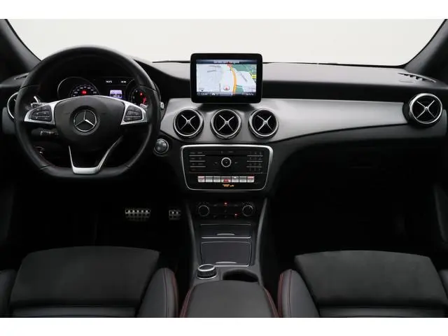 Mercedes-Benz GLA-klasse 200 Premium Plus AMG Panoramadak, Navigatie, Stoelverwarming, Cruise, 18"