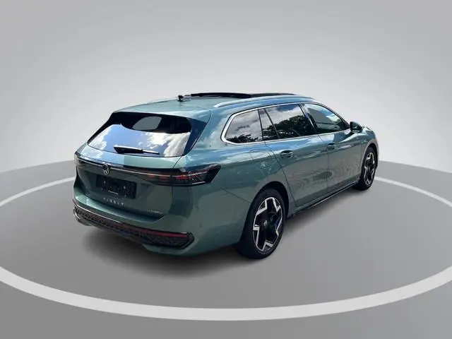 Volkswagen Passat Variant 1.5 eHybrid 272pk DSG R-Line Edition · Panoramadak · Inklap. Trekhaak · 36...