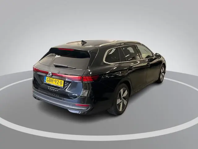 Volkswagen Passat Variant 1.5 eTSI 150pk DSG Business · Camera · Stuur- & Stoelverwarming · Apple/An...