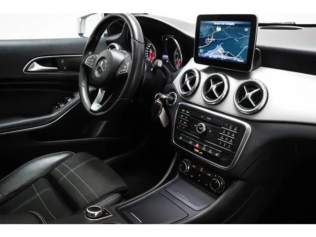 Mercedes-Benz GLA-klasse 180 Ambition | URBAN PACK | PANORAMADAK | STOELVERWARMING | TREKHAAK | 18"