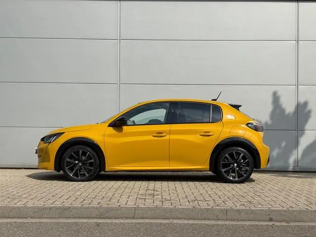 Peugeot 208 1.2 PureTech GT Pack | Panoramadak | Adaptieve cruise control | Camera | Stoelverwarming...