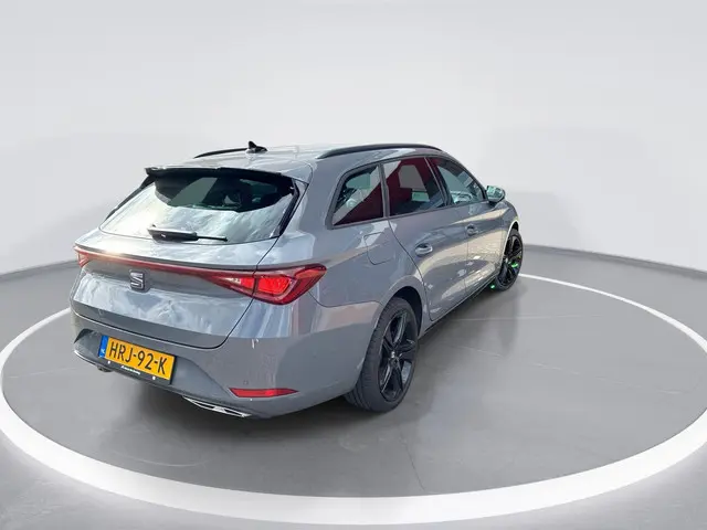 SEAT Leon Sportstourer 1.5 TSI e-Hybrid 204pk DSG FR Business  · Camera · Matrix LED · Inklap. Trekh...