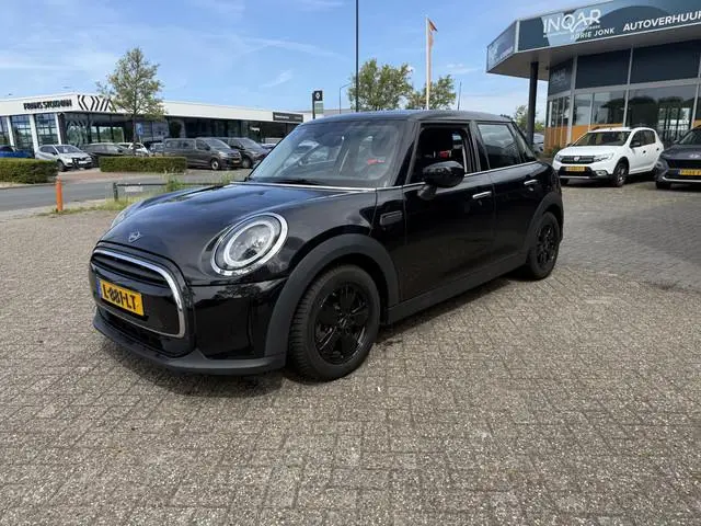 MINI 5-Deurs 1.5 One Essential 90PK 5 Deurs met Navigatie -Zwarte velgen - Cruise Controle
