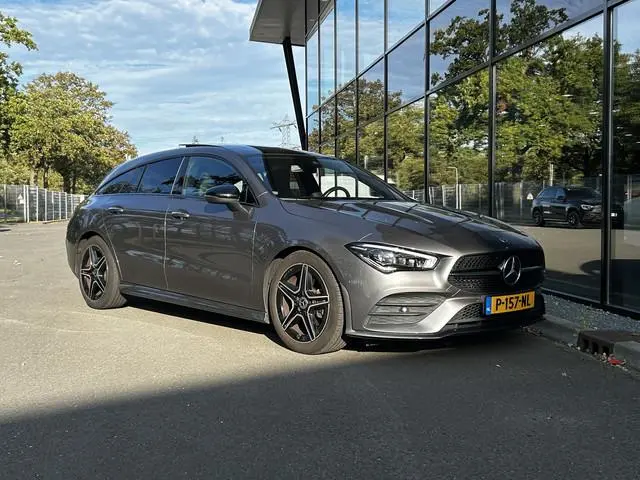 Mercedes-Benz CLA-Klasse 180 AMG // Panormadak // Sfeerverlichting // Camera // Carplay // Night pak...