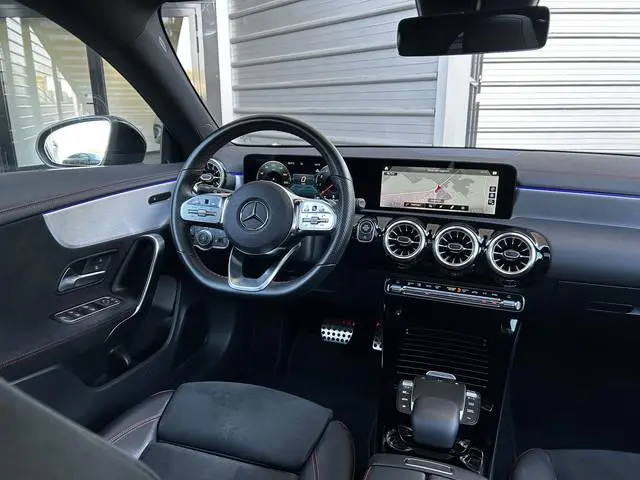 Mercedes-Benz CLA-Klasse 180 AMG // Panormadak // Sfeerverlichting // Camera // Carplay // Night pak...
