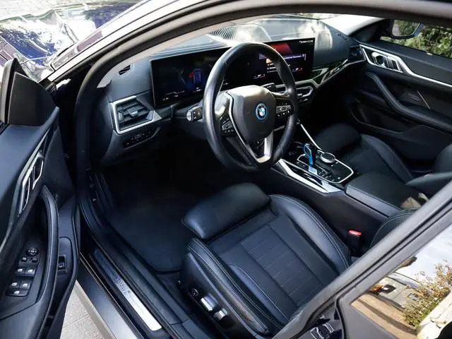 BMW i4 eDrive40 84 kWh 3-Fase 1e-Eig. & Dealer-Onderh. BOVAG-Garantie. NL-Auto.