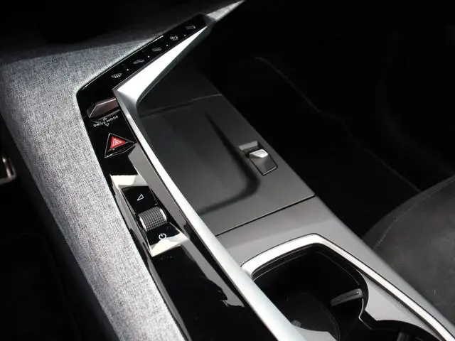 Peugeot e-3008
