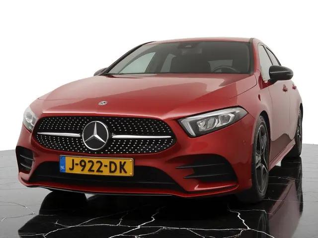 Mercedes-Benz A-klasse 160 Business Solution AMG - Navigatie - Camera - 18 inch LM velgen - Sportsto...