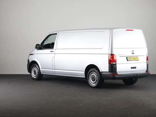 Volkswagen Transporter 2.0 TDI L2H1 32 110 pk | Navigatie via App | Trekhaak | Parkeersensoren achte...