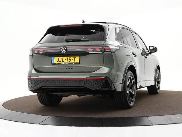 Volkswagen Tiguan 1.5 272pk DSG eHybrid R-Line Edition · Panoramadak · 360 Camera · Wegklapbare Trek...