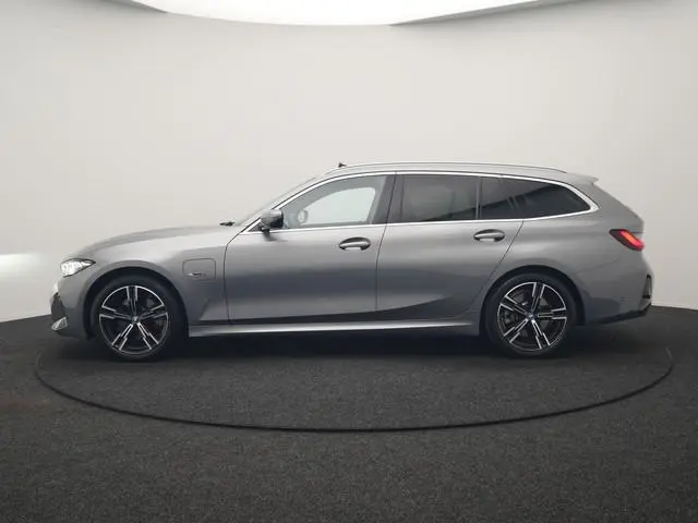 BMW 3-serie Touring 320e M Sport PHEV SOH 95,9 Dealer O.H | Panodak | Adaptive Cruise | Head Up | Ca...