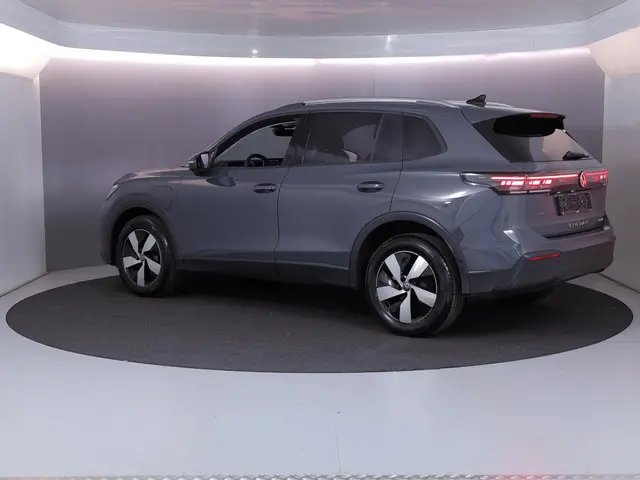 Volkswagen Tiguan 1.5 eHybrid Life Edition 204 pk Automaat (DSG) | Verlengde garantie | Navigatie |...