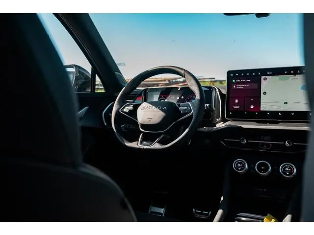 Skoda Kodiaq 1.5 TSI PHEV Sportline | PANO | TREKHAAK | 20" VELGEN | STEEL GREY