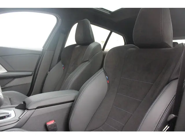 BMW 1-serie 120 170PK M SPORT | PANORAMA SCHUIF/KANTEL DAK | 18" LICHTMETALEN VELGEN | DODEHOEK DETE...