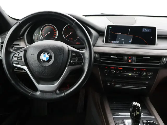 BMW X5 xDrive40e HYBRID + HEAD-UP DISPLAY / NAPPA LEDER / SURROUND VIEW CAMERA / 20 INCH LMV