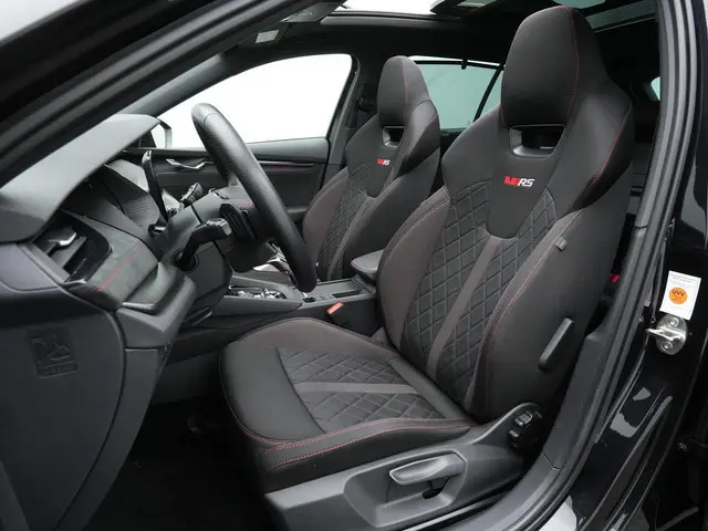 Skoda Octavia Combi 1.4 TSI RS iV 245 pk PHEV | Panoramadak | Canton | Matrix LED | Stuur-/achterban...