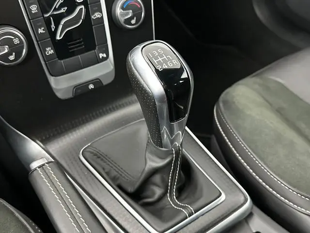 Volvo V40 1.5 T2 R-Design  FULL LED - DEALER OND - NAVI - STOELVERWARMING