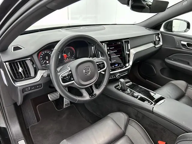 Volvo V60 T8 Hybride  AWD R-Design / SOH 94% / Panoramadak / Leder / Navigatie / Adap. Cruise / Pdc....
