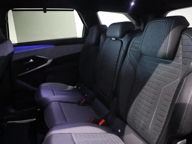 Peugeot e-5008