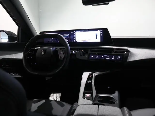 Peugeot e-5008