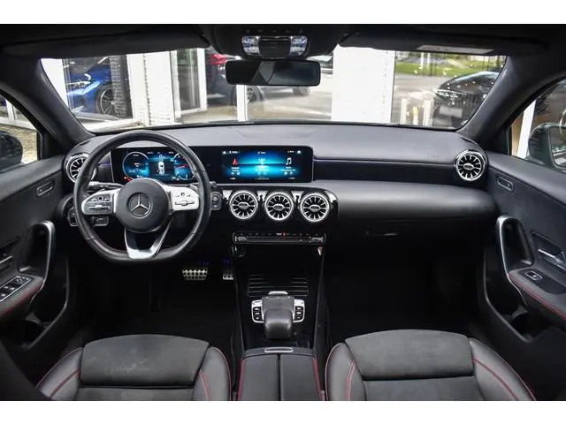 Mercedes-Benz A-klasse 200 AMG Pakket Sfeer Camera Stoelverwarming Xenon/LED 18"LMV Mercedes-Benz A-...