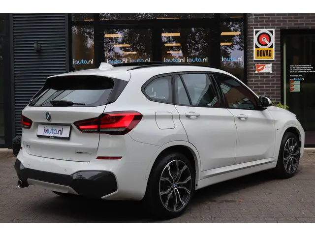 BMW X1 xDrive25e 220pk M-Sport Shadow Line Pano/LED/Keyless/Navi+/Sfeer/Leder Dakota/DAB/19"
