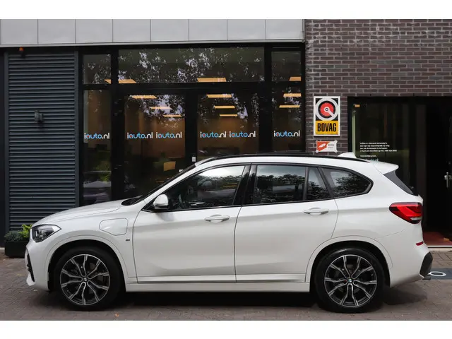 BMW X1 xDrive25e 220pk M-Sport Shadow Line Pano/LED/Keyless/Navi+/Sfeer/Leder Dakota/DAB/19"