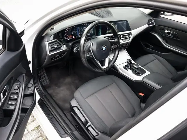 BMW 3 Serie Touring 320i Business Edition 1e-Eig. & Dealer-Onderh. BOVAG-Garantie. NL-Auto.