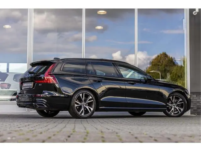 Volvo V60 2.0 B4 Momentum Business | Pano | Harman Kardon |