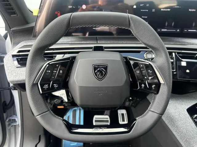 Peugeot e-5008